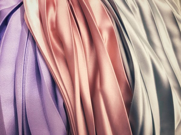 Comment choisir une robe en satin pour un dîner de gala?