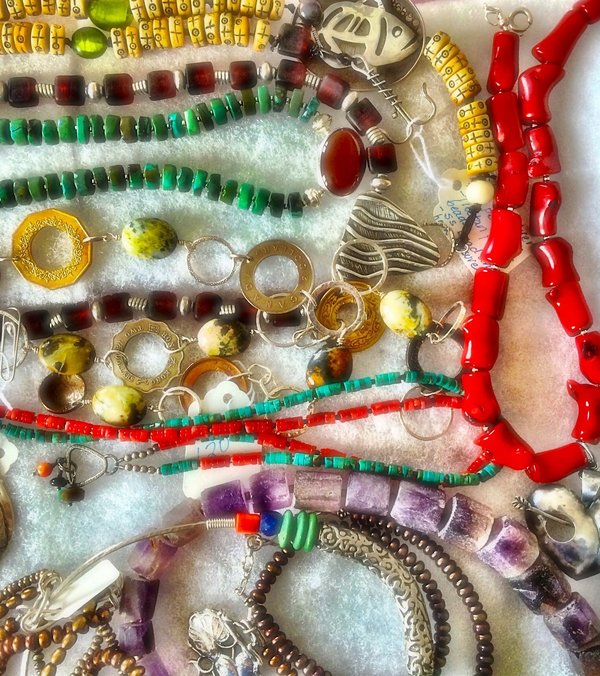 Quels types de bijoux en argent massif privilégier pour des tenues de soirée?