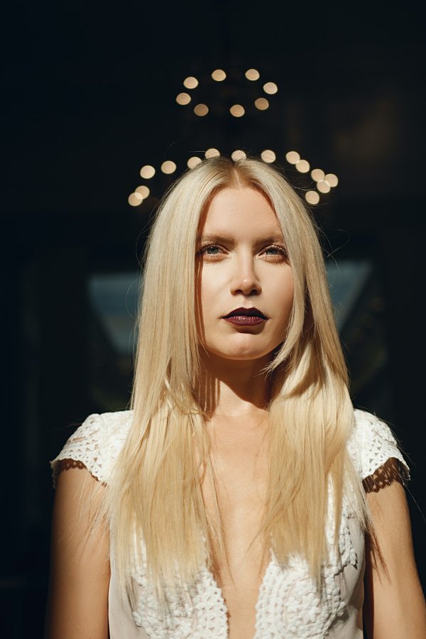 Comment intégrer des éléments rétro dans un look minimaliste moderne ?