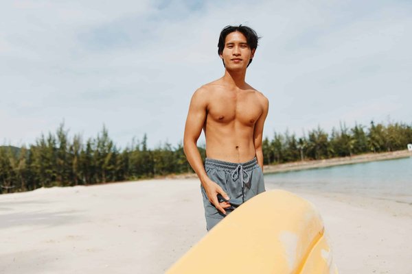 Comment intégrer des sacs à franges dans des tenues d'été sans paraître trop bohème?